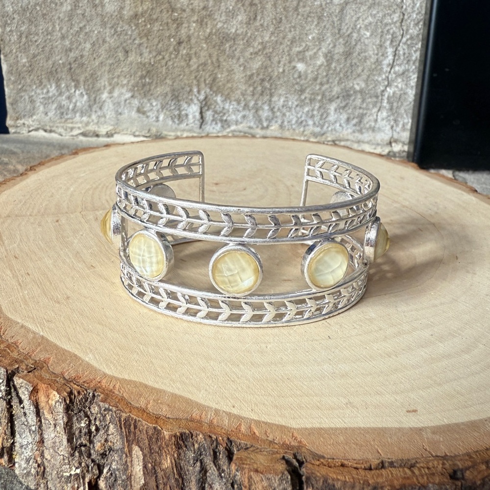 Signed Lucky Brand Cream Faceted Acrylic Stones Silver Tone Metal Cuff Bracelet